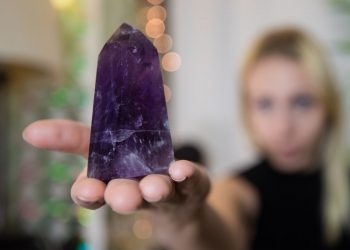 What are the most important advantages of the emerald stone in the world of astrology?