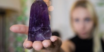 What are the most important advantages of the emerald stone in the world of astrology?