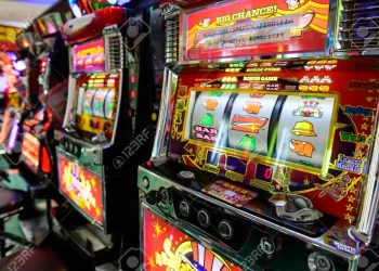 DIFFERENCES BETWEEN PACHINKO AND SLOT MACHINE