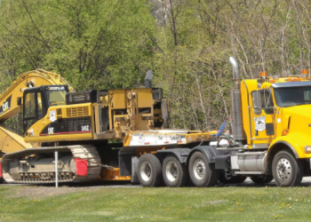 5 Tips to Successfully Transporting Heavy Equipment via Truck