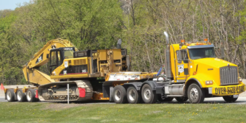 5 Tips to Successfully Transporting Heavy Equipment via Truck