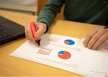 Why should you become a data analyst? 5 reasons to pursue this career