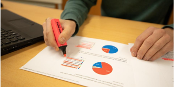 Why should you become a data analyst? 5 reasons to pursue this career