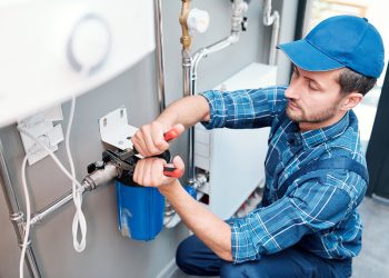 Top 5 reasons a professional plumber is the right choice for your toilet woes